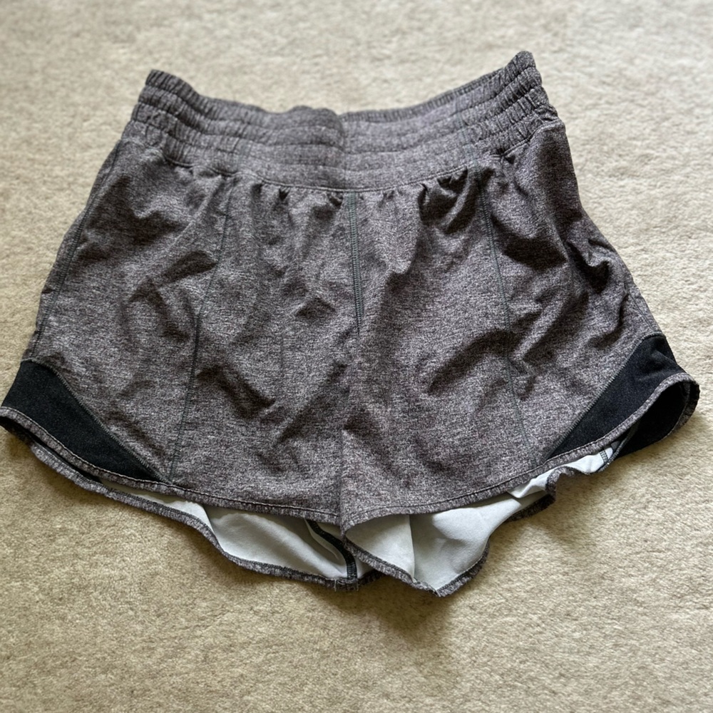 Women’s lulemon shorts size 6, perfect condition